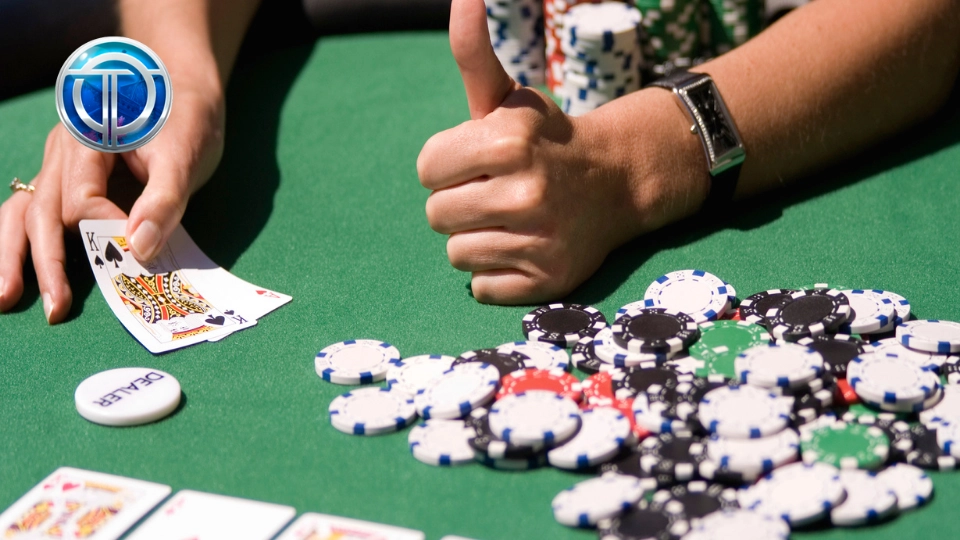 OT運寶娛樂城德州撲克實戰桌面,玩家展示強牌與籌碼操作瞬間